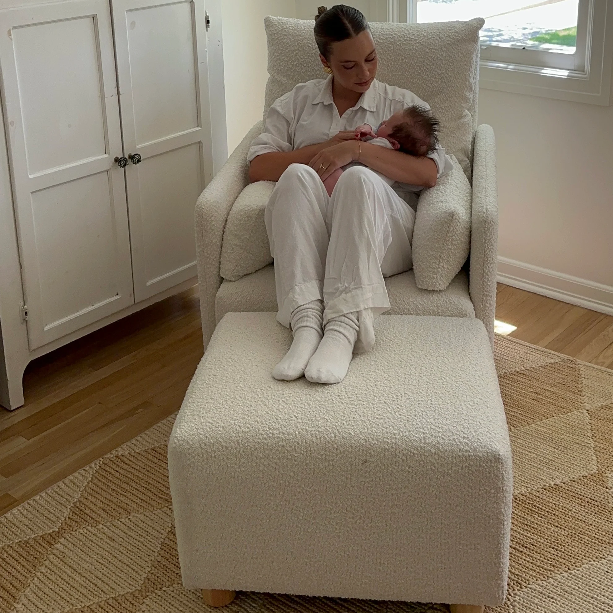 Oilo Ollie Standard Size - Swivel Nursery Glider with Back Recline Feature