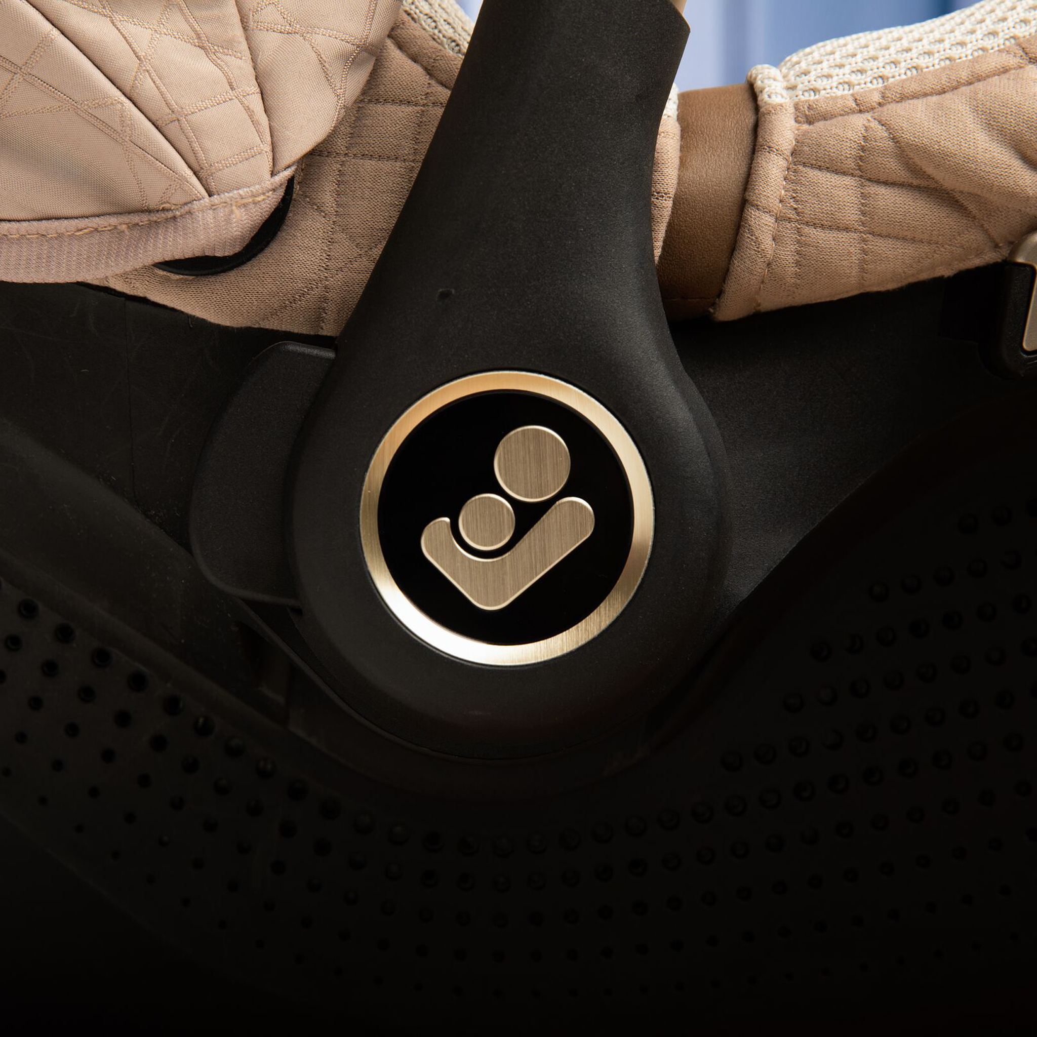Peri™ 180° Rotating Infant Car Seat - Tots to Teens Furniture