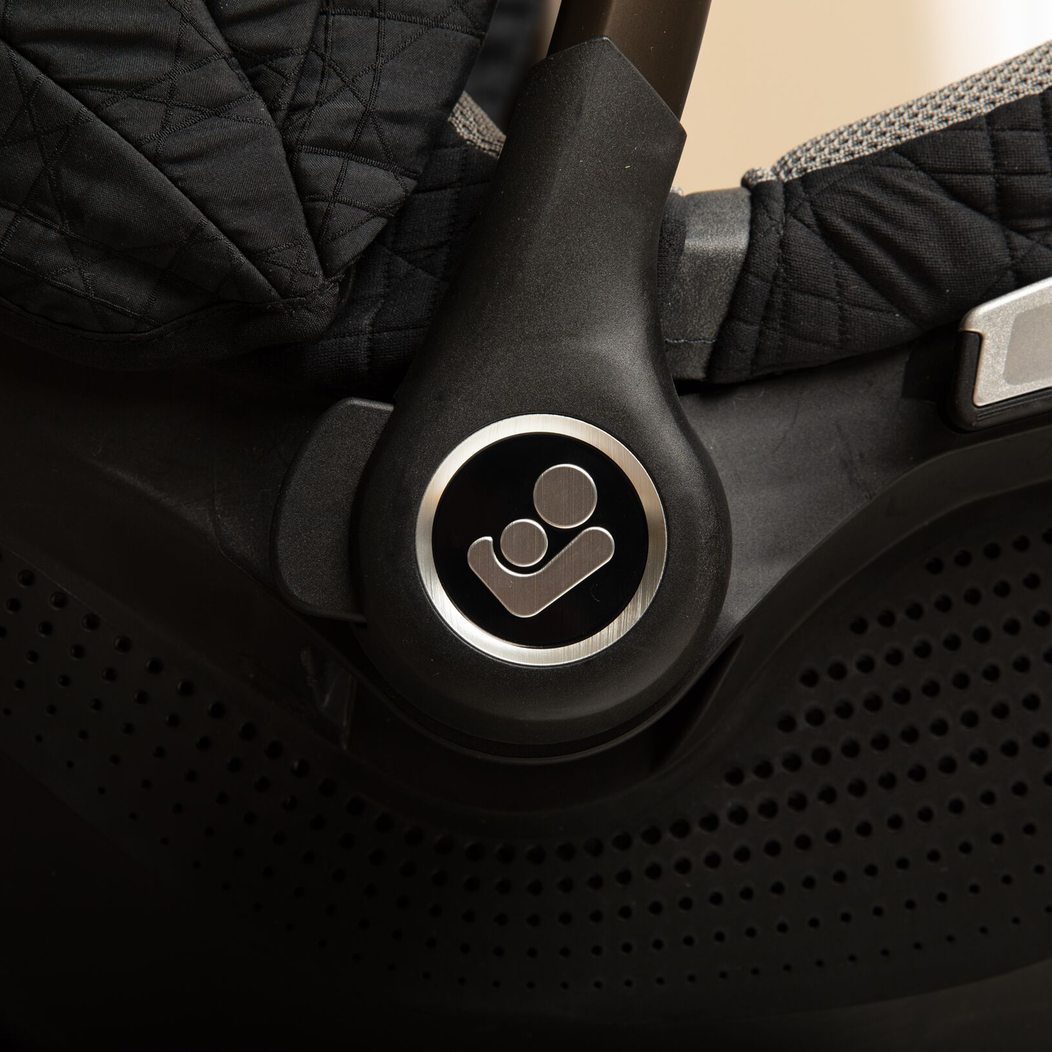 Peri™ 180° Rotating Infant Car Seat - Tots to Teens Furniture